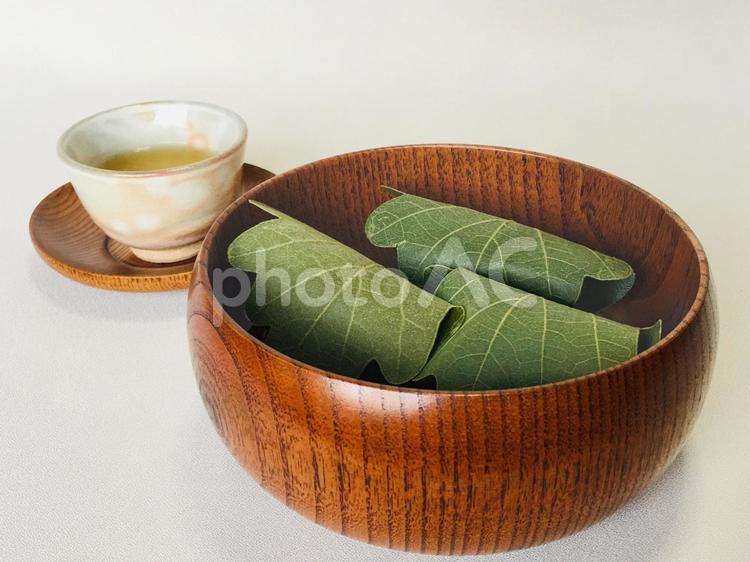 菓子器に入れた3つの柏餅とお茶（斜め上） 柏餅,端午の節句,こどもの日の写真素材
