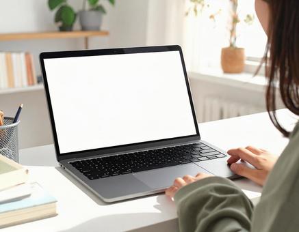 オンライン授業を受ける日本人 オンライン授業を受ける日本人の写真