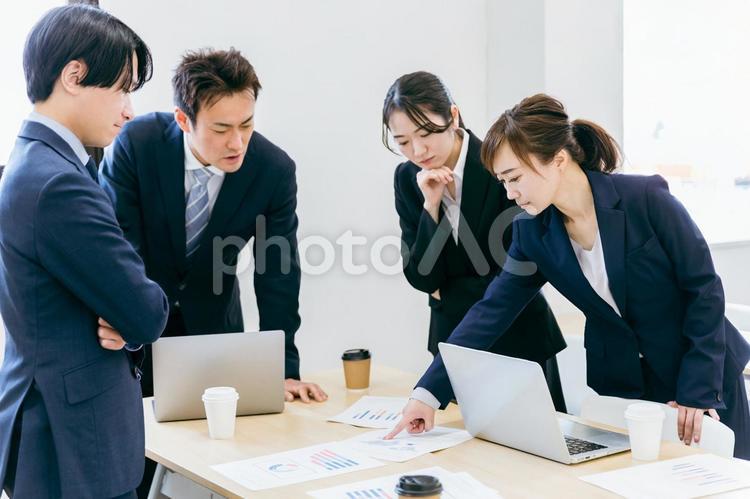 会議でデータを見ながら真剣に話し合う男女 会議,課題,怒るの写真素材