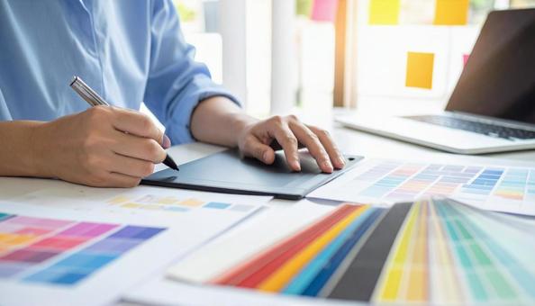 ペンタブで絵を描く日本人女性の写真