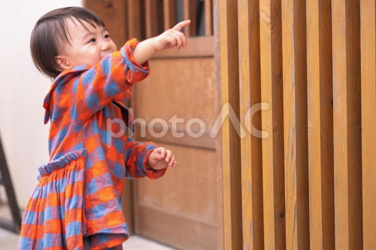 指を指す女の子 親子,家族,母の写真素材