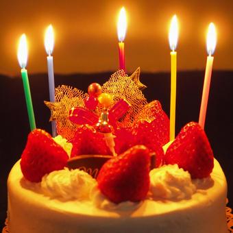 クリスマス苺ショート・蝋燭の灯り（接写） クリスマスケーキ,苺,ショートケーキの写真素材