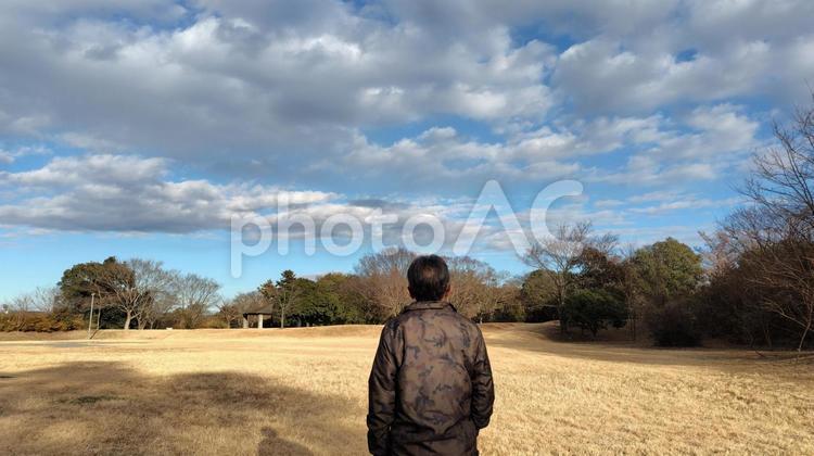 ぼーっとするおじさん 78 おじさん,男性,後ろ姿の写真素材