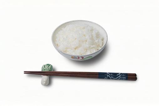 炊き立てご飯と箸置きに置かれたお箸の写真