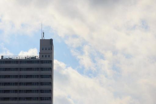 ビルと雲が広がる空の風景 ビル,建物,空の写真素材