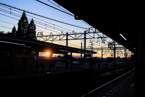 駅のホーム 駅のホーム 夕暮れ,駅のホーム,シルエットの写真素材