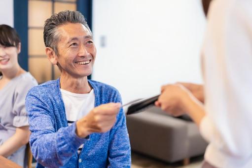 飲食店で電子マネー決済をする男性 qrコード,便利,キャッシュレスの写真素材