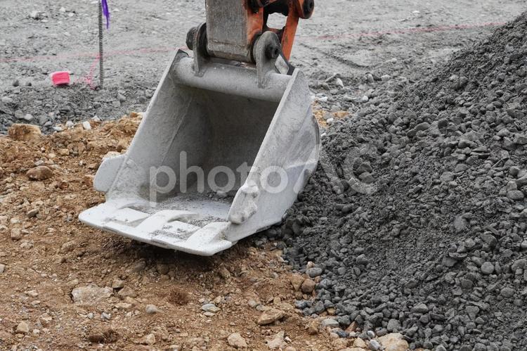 大量の砂利と油圧ショベル ショベル,砂利,工事現場の写真素材
