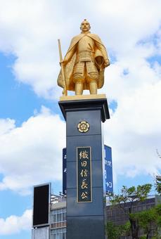 7月下旬のJR岐阜駅前の金色の織田信長像 7月下旬のJR岐阜駅前の金色の織田信長像の写真