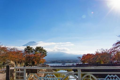 河口湖畔の色づく紅葉と雲をまとった富士山 河口湖畔の色づく紅葉と雲をまとった富士山 富士山,青空,秋の写真素材