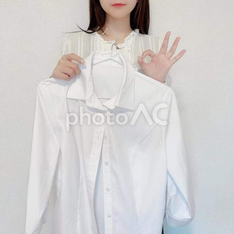 洗濯したシャツを持つ女性(OKマーク) 女性,ポーズ,洗剤の写真素材