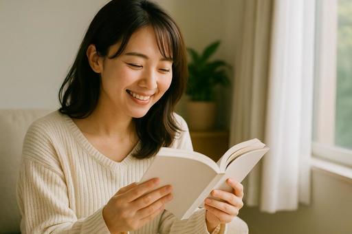 読書の秋を楽しむ女性の写真