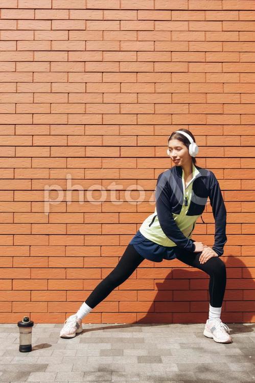 足に手を置いて足を伸ばす女性 女性,準備運動,足を伸ばすの写真素材
