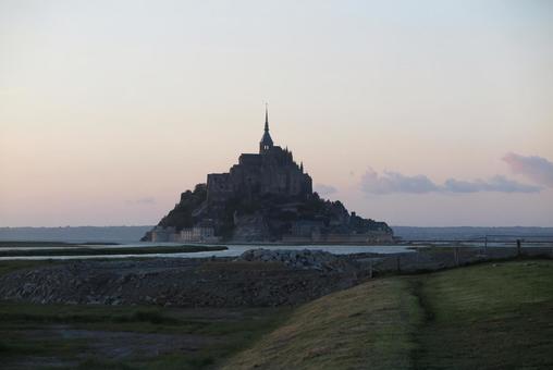 モンサンミッシェル モンサンミッシェル モンサンミッシェル,フランス,夕景の写真素材