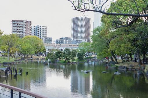 池のある風景 風景,池,公園の写真素材
