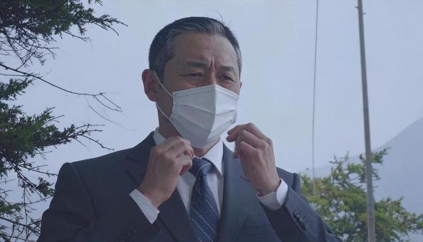 マスクをして咳をするビジネスマン マスクをして咳をするビジネスマンの写真