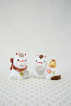 可愛い馬の置物と七宝柄の背景の年賀状素材 年賀状,年賀,背景素材の写真素材