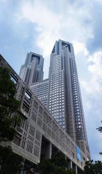 下から見上げた東京都庁舎 下から見上げた東京都庁舎 東京都庁,都庁,東京都の写真素材