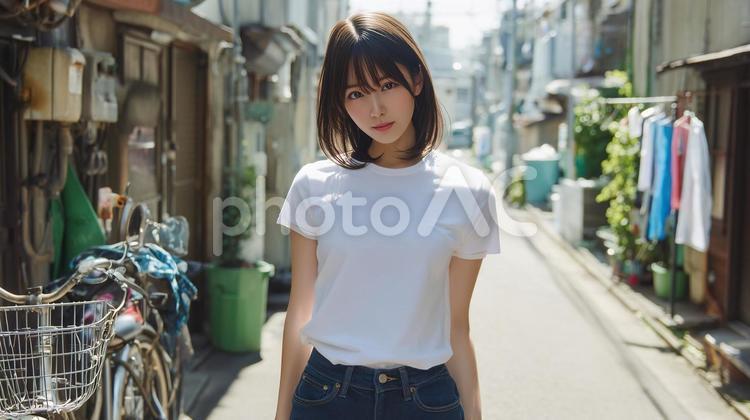 路地に立つTシャツとショートパンツの女性 夏,女性,路地の写真素材