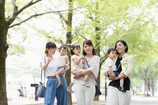 ママ友　母親　育児 ママ友,公園,女性の写真素材