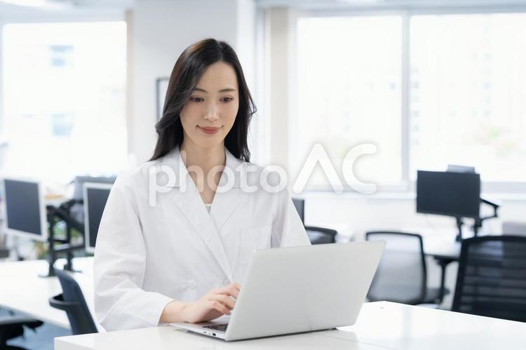 実験をする白衣の若い女性研究者 サイエンス,研究,実験の写真素材