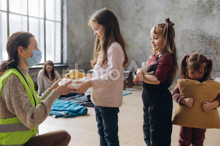 炊き出しをもらう女の子たち 女性,女の子,人物の写真素材