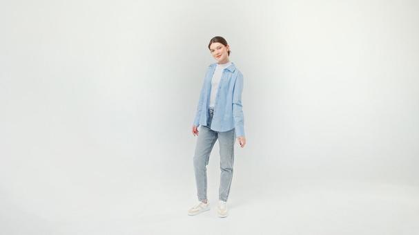 カメラ目線で微笑み立つ女性 カメラ目線で微笑み立つ女性の写真
