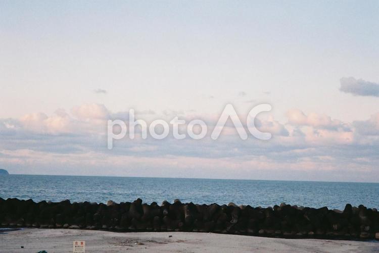 【フィルム撮影】水平線と消波ブロック フィルム,フィルム撮影,海の写真素材