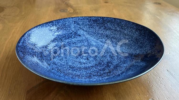 青い皿（ヨコ、斜俯瞰） 皿,丸皿,食器の写真素材