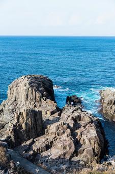 東尋坊 日本海にそびえる断崖と荒波の絶景 東尋坊 日本海にそびえる断崖と荒波の絶景 東尋坊,海,崖の写真素材