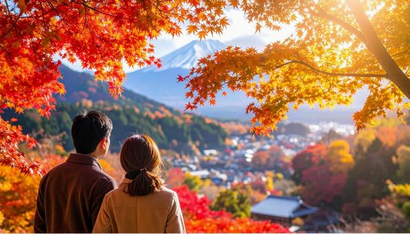 美しい紅葉を眺める夫婦の後ろ姿の写真