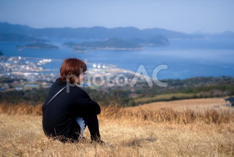 ＜五島の風景＞鬼岳を散策する女性 女性,笑顔,人物の写真素材