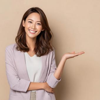 親しみやすい笑顔で案内するアジア人女性 親しみやすい笑顔で案内するアジア人女性の写真