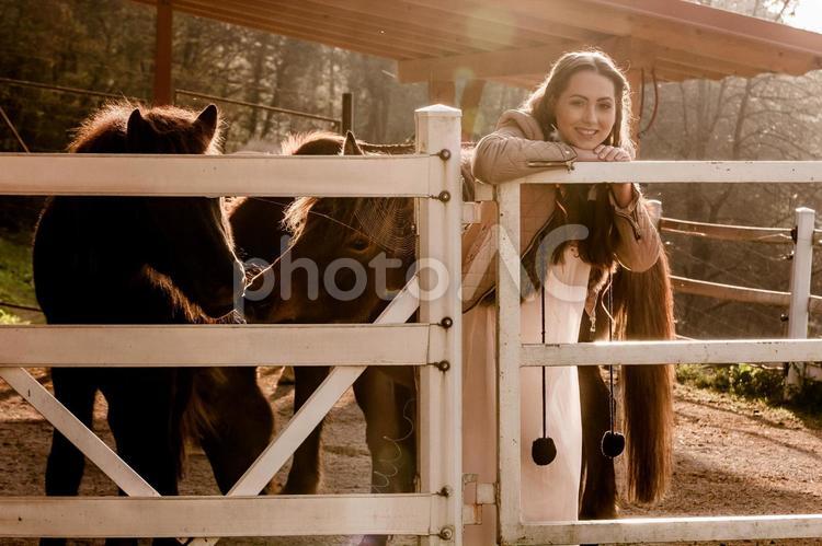 牧場の馬と女性18 女性,笑顔,外国人の写真素材