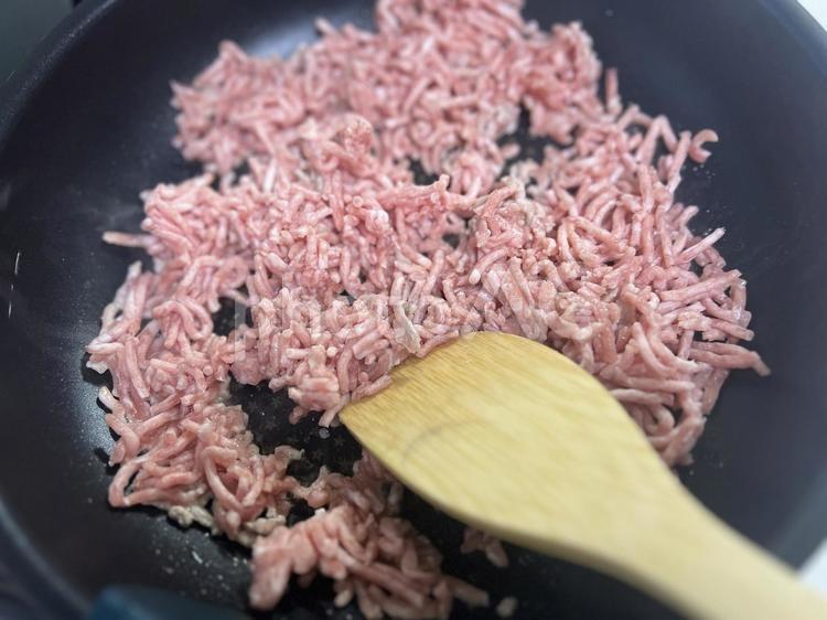 ひき肉を炒める ひき肉,挽肉,豚の写真素材
