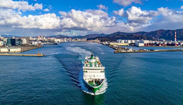 港を航行するフェリーと対岸の工場地帯 港を航行するフェリーと対岸の工場地帯の写真