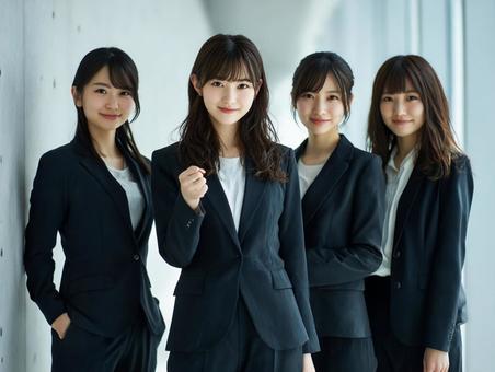 ポジティブな雰囲気のビジネス女性のチーム ポジティブな雰囲気のビジネス女性のチームの写真
