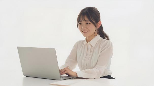 パソコンを使って仕事をする女性 パソコンを使って仕事をする女性の写真