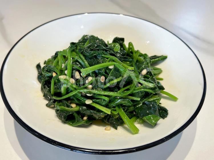 中国料理のほうれん草と松の実炒め ほうれん草,中国料理,中国の写真素材