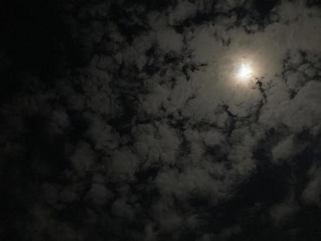 夜空に浮かぶ月と雲 夜空に浮かぶ月と雲の写真