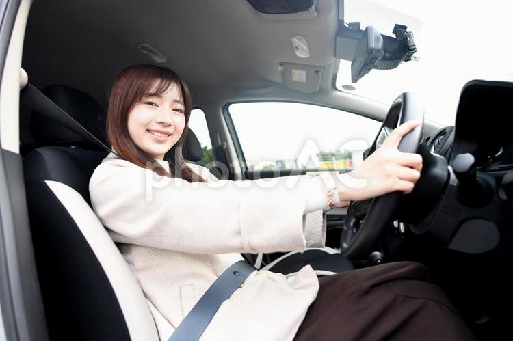 笑顔で運転をする若いアジア人女性 運転,女性,車の写真素材