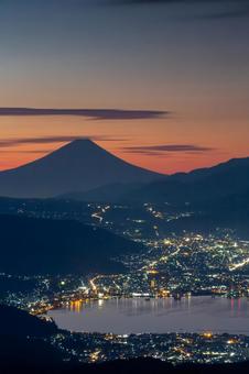 諏訪湖畔の夜景と富士山の朝焼け_縦 高ボッチ高原,諏訪湖,富士山の写真素材