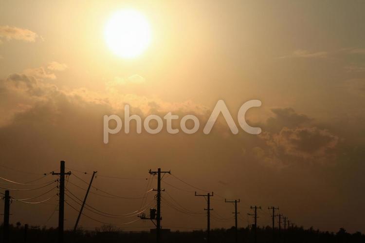 春の夕暮れ 夕日,夕暮れ,影の写真素材