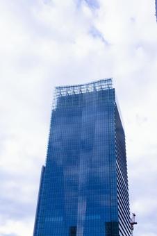 高層ビルと空の写真