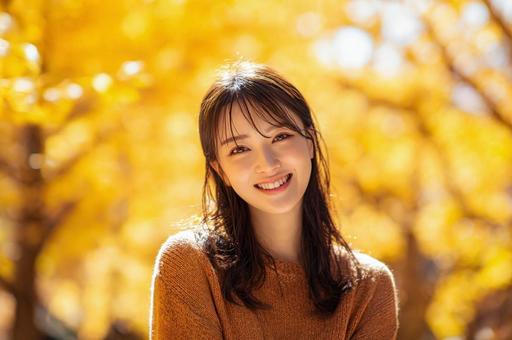 紅葉背景の女性-3 紅葉背景の女性-3の写真