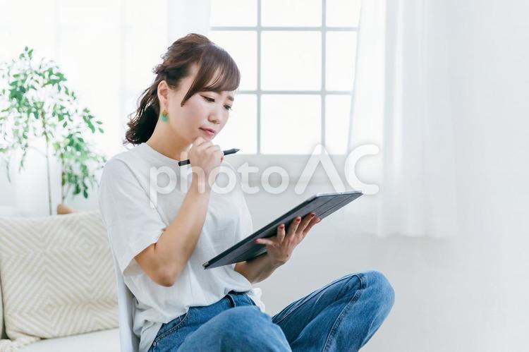 家でタブレットを使って困る女性 タブレット,女性,イラストの写真素材