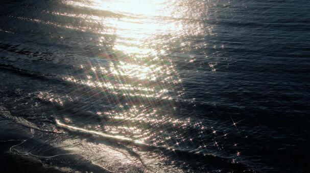 晩秋の夕陽を浴びてキラキラ光る海 海,夕陽,晩秋の写真素材