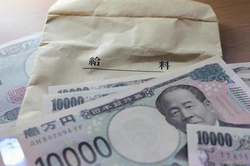 給料を握りしめて 給料を握りしめて 給料,現金,紙幣の写真素材
