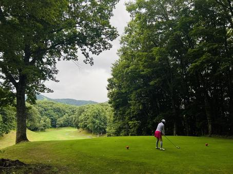 山並みを背景にティーショット 山並みを背景にティーショット ゴルフ,ティーショット,ドライバーの写真素材