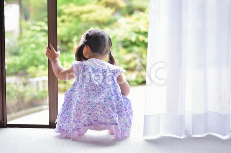 お外を見ている子供 子供,女の子,１歳の写真素材